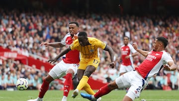 London (United Kingdom), 31/08/2024.- Yankuba Minteh (C) of Brighton in action during the English Premier League soccer match of Arsenal FC against Brighton & Hove Albion, in London, Britain, 31 August 2024. (Reino Unido, Londres) EFE/EPA/ANDY RAIN EDITORIAL USE ONLY. No use with unauthorized audio, video, data, fixture lists, club/league logos, 'live' services or NFTs. Online in-match use limited to 120 images, no video emulation. No use in betting, games or single club/league/player publications.