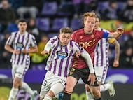 Álex Fernández disputando un esférico junto a Chuki en el José Zorrilla. Foto: LaLiga.