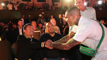 Manny Pacquiao y Conor Benn se dan la mano en Arabia Saudí.