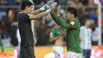 Bolivia's goalkeeper Carlos Lampe (L) and defender Ronald Raldes celebrate after defeating Argentina in their 2018 FIFA World Cup qualifier football match in La Paz on March 28, 2017. / AFP PHOTO / JUAN MABROMATA