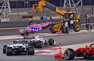 La grúa recoge el monoplaza accidentado de Lance Stroll.