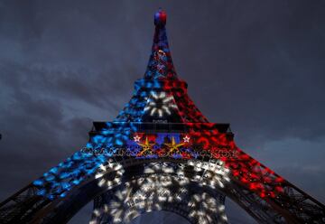 La Torre Eiffel luce los colores de Francia. 