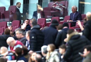 Tras la derrota de 0-3 ante el Burnley, seguidores de los Hammers ingresaron al campo para recriminar a sus jugadores.