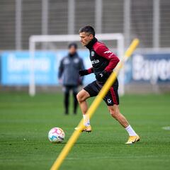 A Xabi Alonso le preguntan por Charles Aránguiz y revela un gran deseo: “Ojalá pueda...”