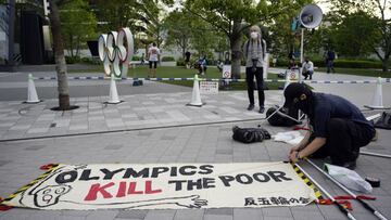 Tokyo (Japan), 09/05/2021.- Anti-Olympic Games protesters prepare a banner near the National Stadium during an Athletics test event entitled 'READY STEADY TOKYO-Athletics' at the National Stadium in Tokyo, Japan, 09 May 2021. The event was held without spectators amid the ongoing COVID-19 pandemic. The National Stadium is the chosen venue for the postponed Tokyo 2020 Olympic Games opening and closing ceremonies. (Protestas, Japón, Tokio) EFE/EPA/FRANCK ROBICHON