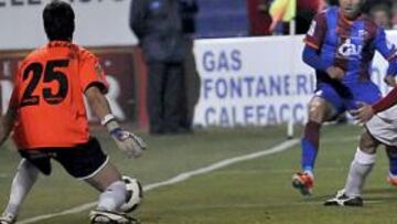 <b>DESACERTADOS. </b>El Huesca, como en esta ocasión de Gilvan, no logró encontrar el camino para batir a Santamaría.