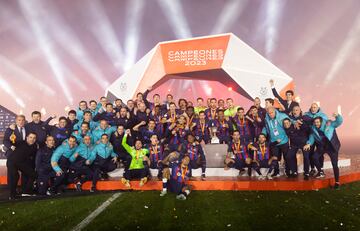 Los jugadores del Barcelona posan con el trofeo que les acredita como campeones de la Supercopa de España.