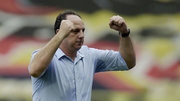 Soccer Football - Brasileiro Championship - Flamengo v Internacional - Estadio Maracana, Rio de Janeiro, Brazil - February 21, 2021 Flamengo coach Rogerio Ceni celebrates after Gabriel scored their second goal REUTERS/Alexandre Loureiro