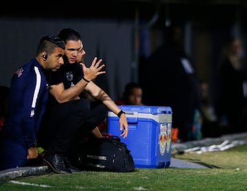 Claudio Maldonado conversa con Mauricio Barbieri, nuevo técnico de Vasco da Gama. La dupla seguirá junta en el 'Gigante da Colina'.