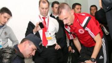 La policía serbia registró las maletas de los jugadores albaneses en busca del control remoto del dron. En la foto, un agente abre la maleta del defensa Ansi Agolli en busca de la prueba de cargo que no apareció.