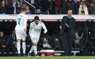 Último cambio en el Real Madrid. Se va Cristiano Ronaldo y entra Isco. Gran ovación para el reciente ganador del Balón de Oro.