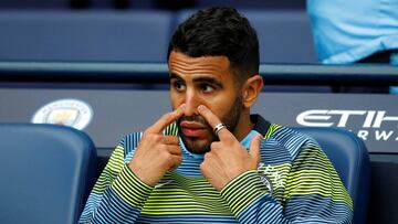 Riyad Mahrez en el banquillo antes del encuentro que enfrentó a Manchester City y Fulham.