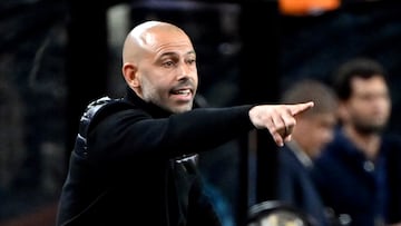 AME2399. LAS VEGAS (ESTADOS UNIDOS), 18/01/2025.- Javier Mascherano, entrenador del Inter Miami, dirige ante el América, este sábado durante un partido amistoso en el Allegiant Stadium, en Las Vegas, Nevada (Estados Unidos). EFE/ DAVID BECKER