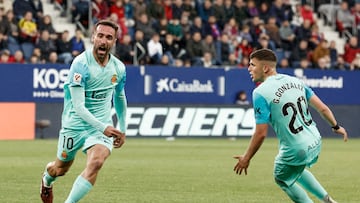 PAMPLONA, 14/05/2024.- El centrocampista del Mallorca Sergi Darder (i) celebra con su compañero Giovanni González (d) tras marcar el gol del empate 1-1 durante el encuentro de la jornada 36 de LaLiga EA Sports entre CA Osasuna y RCD Mallorca, este martes en el Estadio El Sadar, en Pamplona. EFE/Jesús Diges