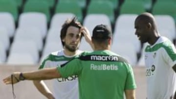 <b>MAESTRO Y ALUMNO. </b>Pepe Mel considera a Beñat un hombre básico en su esquema.