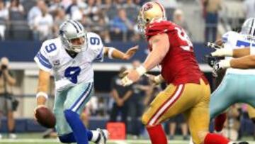 Justin Smith persigue a Tony Romo.