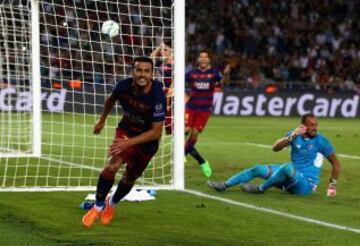 Pedro marca el quinto gol para el Barça en la Supercopa de Europa contra el Sevilla.