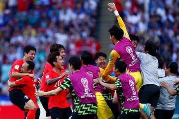Los jugadores de la selección coreana celebran el segundo gol.