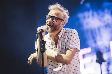 Matt Beringer se entregó al público, literalmente, en el show de The National en el escenario principal