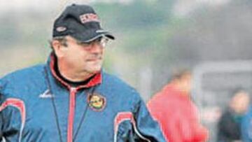 <b>ASUME EL RETO. </b>Paco Flores, ayer en su primer día al frente del equipo grana.