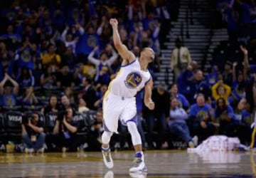 Stephen Curry festeja una acción espectacular de los Warriors.