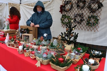 Ubicado en la emblemática Plaza de Andalucía, este mercado es una de las joyas navideñas de la provincia de Jaén, aprovechando el marco incomparable de una ciudad declarada Patrimonio de la Humanidad. Las casetas de madera ofrecen una cuidada selección de la famosa artesanía de Úbeda, destacando especialmente su cerámica de autor con ese verde característico, la forja y los trabajos en esparto. Además de la decoración, el mercado es el lugar ideal para degustar productos típicos como los "ochíos" o aceites de oliva premium. Su ubicación permite disfrutar de la iluminación monumental del entorno renacentista mientras se participa en las actividades culturales y conciertos que envuelven la ciudad durante estas fechas.