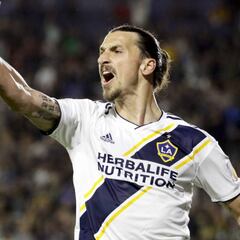 ¡Recuerdito! El codazo de Zlatan Ibrahimovic a Romell Quioto