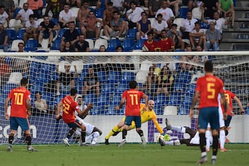 El portero Paul Bernardoni impidió, con una gran parada, que Pablo Fornals anotara el primer tanto para España.