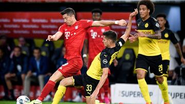 Robert Lewandowski ante Julian Weigl en la Supercopa alemana.