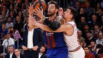 BARCELONA, 10/01/2024.- El pivot del FC Barcelona "Willy" Hernangómez (i) lucha con el escolta del Olympiacos BC Giannoulis Larentzakis (d) durante el partido de la Euroliga de baloncesto que FC Barcelona y Olympiacos BC disputan este miércoles en el Palau Blaugrana. EFE/Quique García