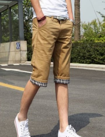 Otro de los comentarios de Reddit es que los pantalones cortos solo los pod¨ªan usar los chicos menores de 12 a?os o los deportistas pero tambi¨¦n estaba equivocado. Actualmente est¨¢ perfectamente visto que los hombres los usen durante los meses de calor, sobre todo, en ambientes informales. Eso s¨ª, es preferible evitar los pantalones cortos de estilo 'cargo'.