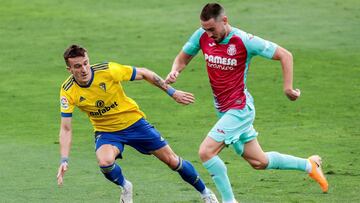 GRAF7729. C&Aacute;DIZ, 25/10/2020.- El delantero del C&aacute;diz CF, Salvi S&aacute;nchez (i) lucha por el bal&oacute;n con el jugador del Villareal CF, Moi G&oacute;mez ,durante el partido de la s&eacute;ptima jornada de Liga que enfrenta al C&aacute;d