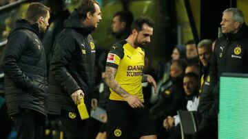 Paco Alcácer deja el partido ante el Mönchengladbach lesionado.