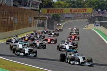 Vista general del inicio de la Fórmula Uno Gran Premio de Brasil en el circuito de Interlagos en Sao Paulo