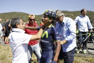 GRA237. PAMPLONA, 03/09/2014.- El colombiano Nairo Quintana (c) ha abandonado la Vuelta 2014 en el transcurso de la undécima etapa, entre Pamplona y San Miguel de Aralar, tras una nueva caída en el kilómetro 20 de la etapa de hoy y ha tenido que ser evacuado en ambulancia con una posible rotura de clavícula. EFE/Javier Lizón