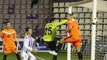 <b>PARADÓN DE SANTAMARÍA. </b>El portero del Girona fue el mejor de su equipo y evitó un gol olímpico de Álvaro Antón.