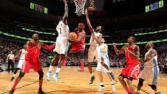 Ty Lawson trata de pasar a Dwight Howard ante la defensa de J.J. Hickson y Will Barton.