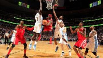 Ty Lawson trata de pasar a Dwight Howard ante la defensa de J.J. Hickson y Will Barton.