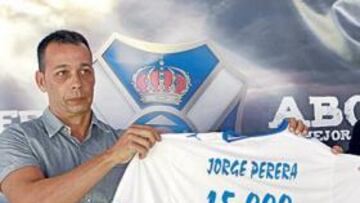 <b>ORGULLO. </b>Concepción entregó a Jorge Perera una camiseta con el número 15.000 a la espalda.