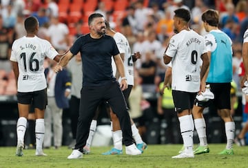 Gattuso saluda a Kluivert y a Lino tras el partido ante el Celta.

