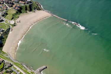 La Playa de Arrigunaga Hondartza, situada en el barrio de Algorta (Getxo), es un rincón costero que combina tranquilidad y belleza natural. Resguardada bajo los acantilados de La Galea y con vistas al Abra, esta playa semiurbana de arena fina y oleaje suave es ideal para relajarse, pasear o practicar deportes como surf y windsurf.

Cuenta con servicios completos: duchas, aseos, socorristas, merenderos, zona infantil y hasta instalaciones para hacer deporte. Además, es accesible para personas con movilidad reducida y ofrece un entorno perfecto para disfrutar del sol o contemplar una puesta de sol espectacular.

Un lugar que mezcla lo salvaje del Cantábrico con la comodidad urbana.