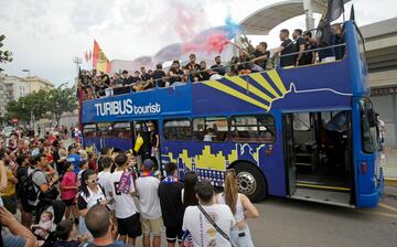 Aficionados y jugadores celebran el ascenso a segunda división por las calles de Elda.