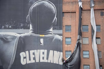 Operarios trabajando en la retirada del cartel del alero, LeBron James, en Cleveland (Ohio) tras el anuncio de su fichaje por los Ángeles Lakers. 