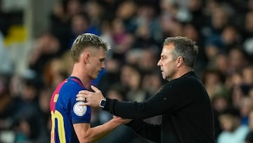 BARCELONA, 25/02/2025.- El entrenador del FC Barcelona Hans-Dieter Flick (d) saluda a Dani Olmo tras el cambio, durante el partido de ida de las semifinales de la Copa del Rey que FC Barcelona y Atlético de Madrid disputan este martes en el estadio Olímpico Lluis Companys. EFE/Alejandro García