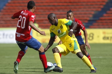 Luis Amaranto Perea debutó en la fecha 9 como entrenador de Leones, equipo que está cerca de descender a la segunda categoria.