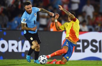 La Selección Colombia cayó en su visita frente a Uruguay, por la jornada 11 de las Eliminatorias al Mundial de 2026. Juan Fernando Quintero y Carlos Gómez anotaron para la Tricolor, mientras que para los Charrúas marcaron Davinson Sánchez en propia puerta, Rodrigo Aguirre y Manuel Ugarte.