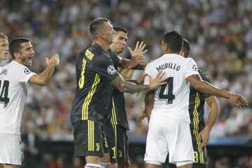 Cristiano Ronaldo y Murillo momentos antes de ser expulsado por el árbitro Félix Byrch.