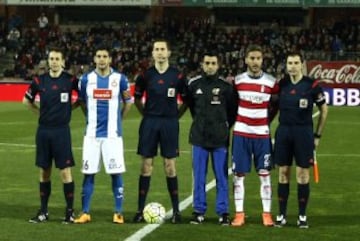 El árbitro José Luis González González acompañado de sus asistentes José María Sánchez Santos e Ignacio Rubio Palomino, el cuarto árbitro Francisco Alejandro Navarro Fuentes y los capitanes Javi López y Rochina.