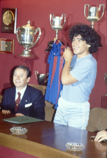 El 4 de junio de 1982 Maradona firmó el contrato que lo convertía en nuevo jugador azulgrana. El Barça cerró la operación por 1.200 millones de pesetas (7,2 millones €), una cifra récord en aquella época.
