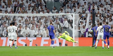 3-0. El brasileño se gira y asiste a Franco Mastantuono dentro del área que con la derecha, cruza el balón, raso, para batir a Philipp Kön.